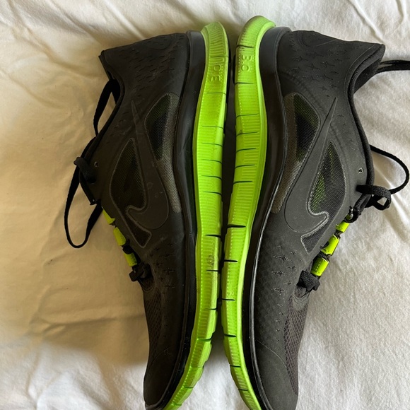 Excellent Condition 🌸 Nike Free Size 10 in Black and Green. - Picture 4 of 10